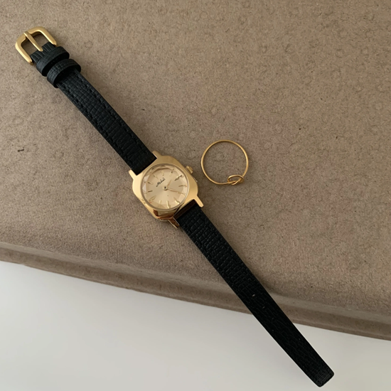 Onyx Luxe Timepiece: Black and Gold Leather Quartz Watch