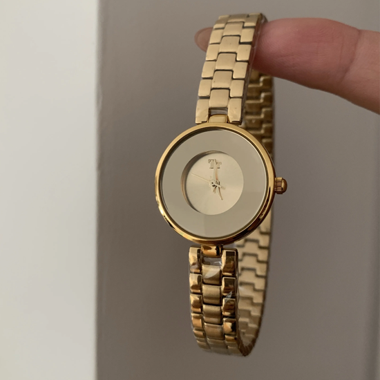 Golden Mirror Timepiece: Luxe Minimalist Watch