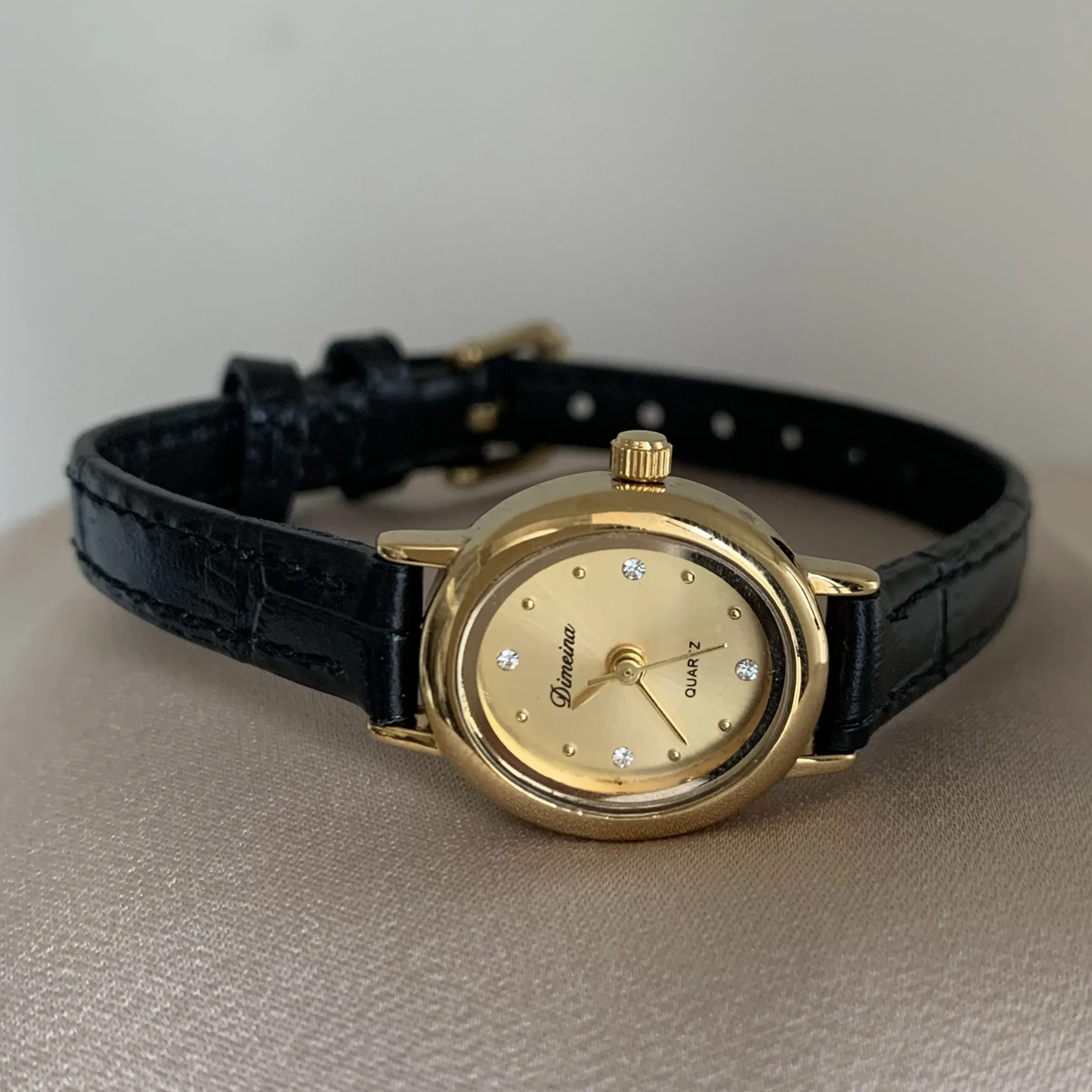 Vintage Black Gold Leather Strap Quartz Timepiece: Classic Elegance Watch