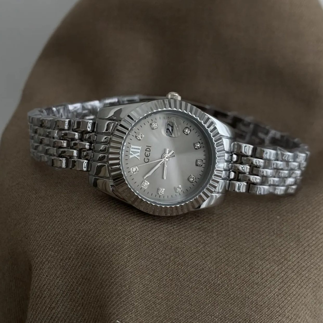 Platinum Grace Timepiece: Silver and Grey Chain Quartz Calendar Watch