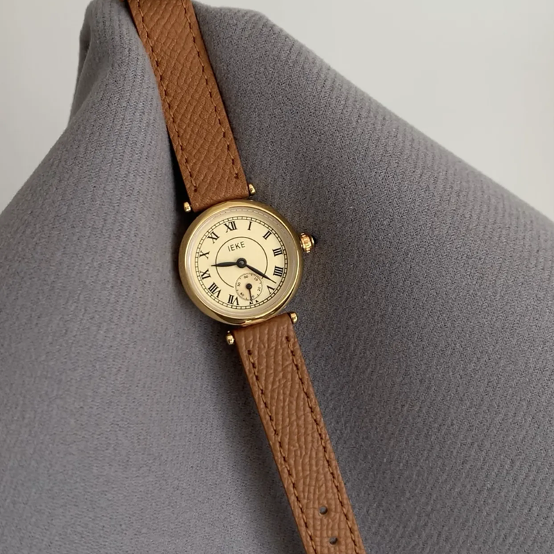 Vintage Brown Timepiece: Roman Dial and Quartz Watch