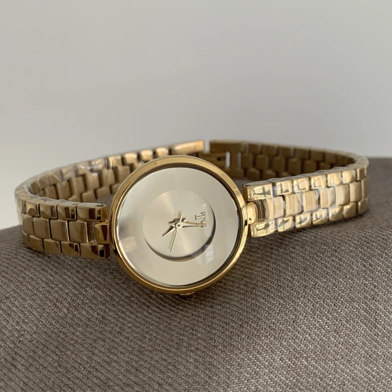 Golden Mirror Timepiece: Luxe Minimalist Watch