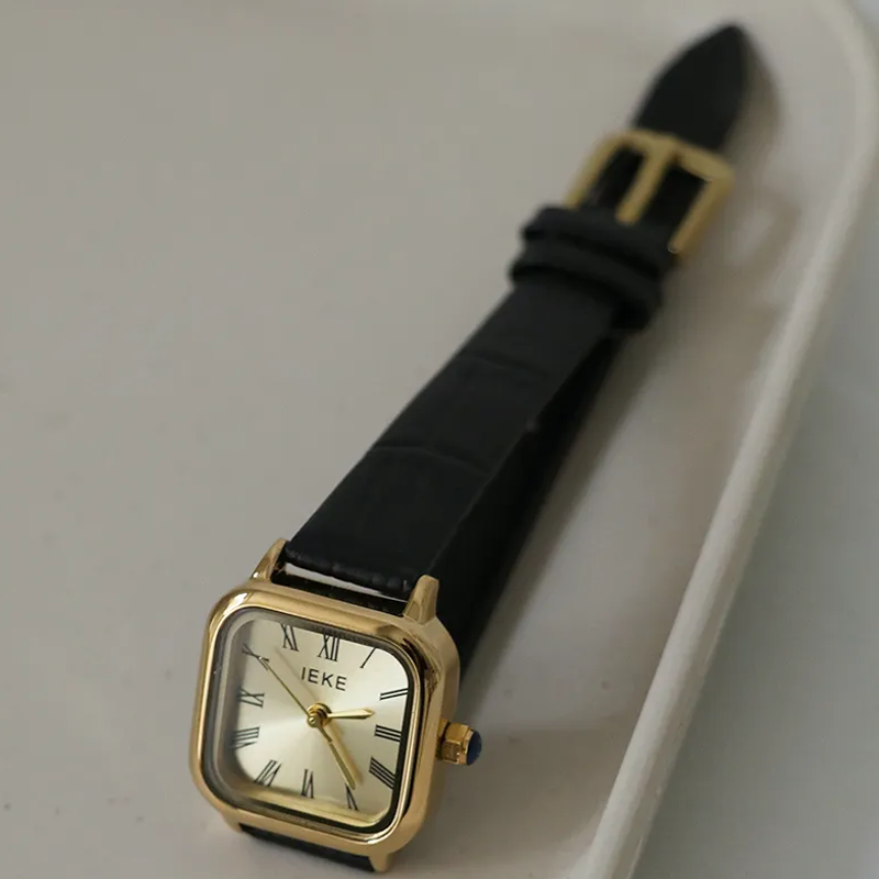 Black & Gold Roman Link Timepiece: Elegant Quartz Watch