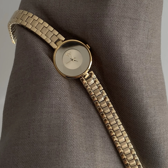 Golden Mirror Timepiece: Luxe Minimalist Watch